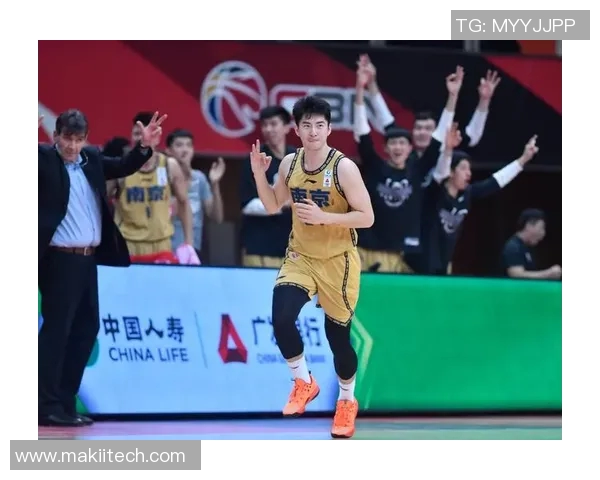 南京同曦迎战时代广州全力争胜展现篮球激情与团队精神